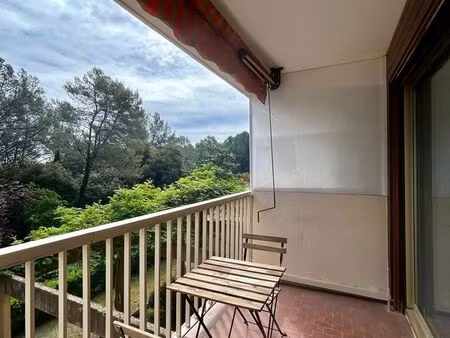 beau studio meublé avec balcon