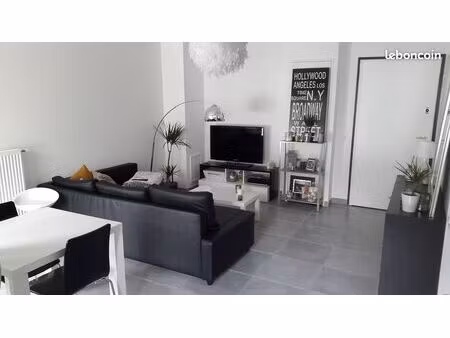 à louer –t2 lumineux avec terrasse et garage – résidence les allées du fort à bron