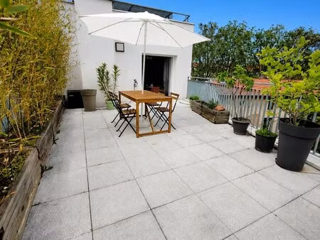 t3 lyon 9 valmy : toit terrasse / rooftop très lumineux non mitoyen