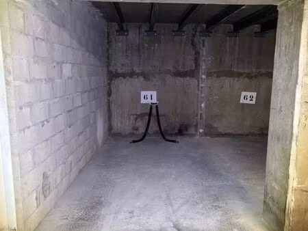 parking moto avec points d’ancrages