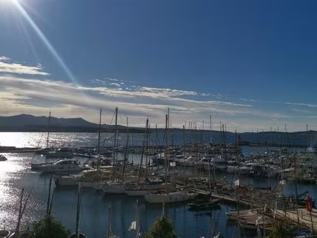studio avec magnifique vue mer sur le port de sanary sur mer