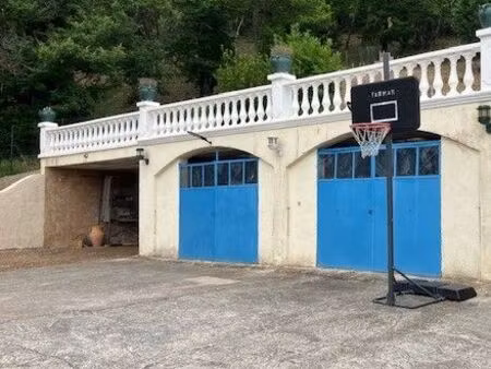 3 box fermes sur terrain de 1000m²