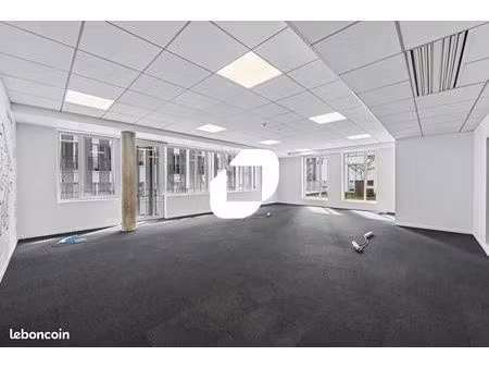 bureau 687 m²
