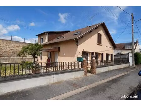 maison individuelle en ville dans un cadre verdoyant et calme