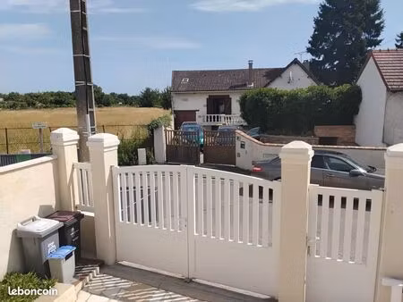 pavillon à rafraîchir sur beau terrain de plus de 1000m2
