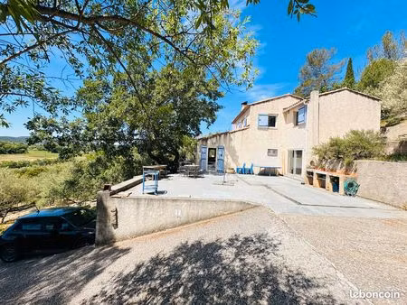 villa de type 4/5 sur 6000 m² de terrain avec garage et dépendances