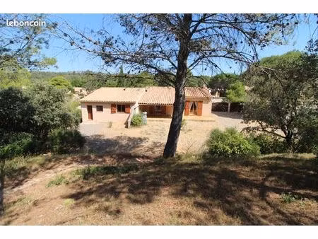 villa de plein pied avec piscine et garage  sur une pinède de 2000 m2 dans un site enchant