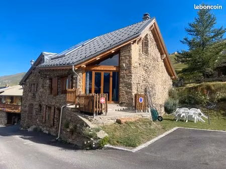 maison typique des alpes entièrement rénovée
