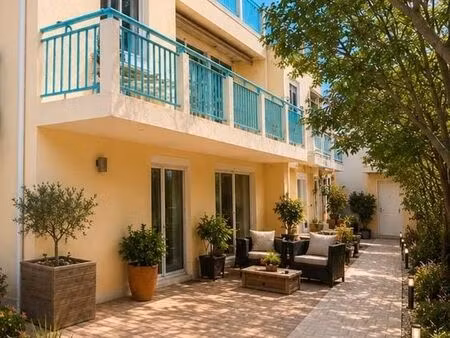 t3 à 50m de la mer - grande terrasse et parking privés