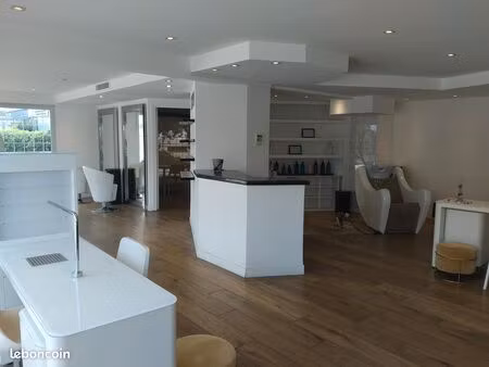 saint laurent du var - local commercial 82 m² équipé pour salon de coiffure / soins esthét