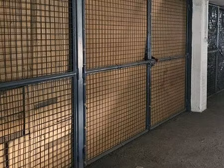 box fermé dans résidence sécurisée