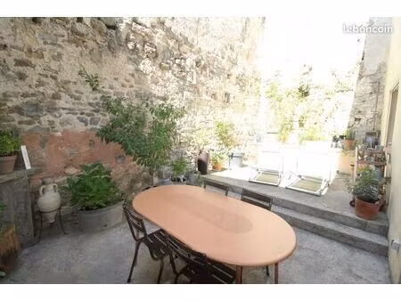 propriété entièrement rénovée avec cour  au calme dans un village avec café-restaurant. to
