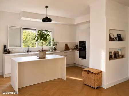 maison entièrement rénovée – 110 m² habitables – garage de 114 m² – terrain de 800 m²