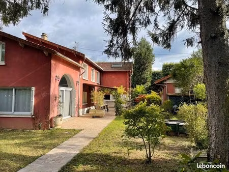 charmante maison de 145 m2 avec un jardin arboré et dépendance proche de la gare
