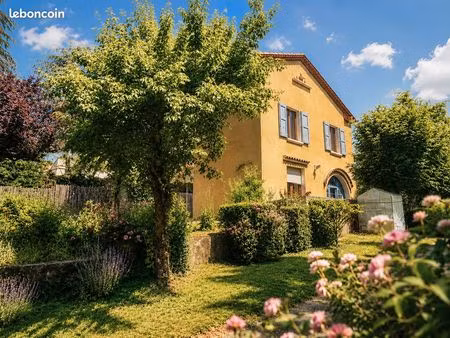 jolie maison dans son écrin de verdure