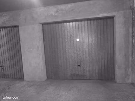 box individuel fermé 21 m2 aux minimes à la rochelle