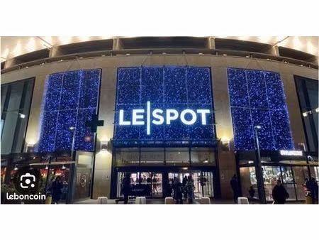 bureau en face du centre commercial lespot evry