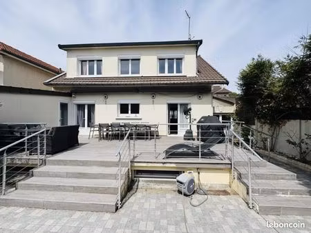 pavillon 7 pièces 135 m²