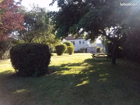 maison en pierre vue sur etang