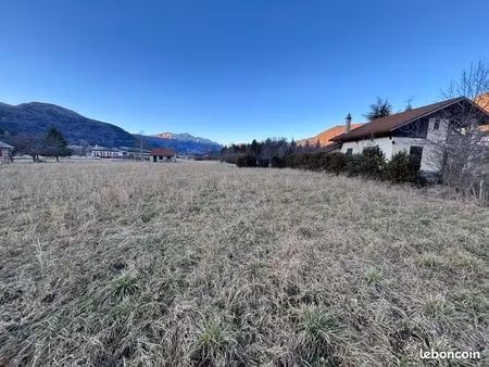 terrain lus la croix haute