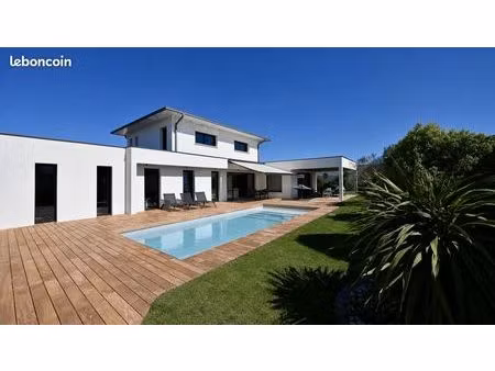 maison vie de plain-pied 204 m² avec double garage et dependances a 750 m de la mer