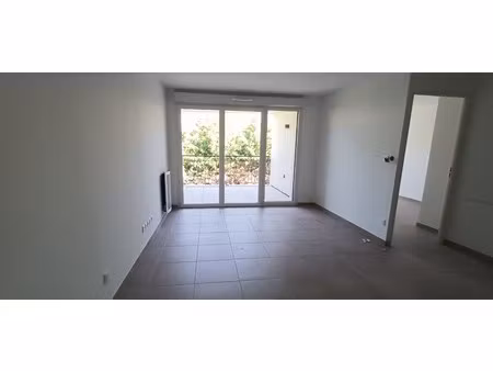 t2 neuf avec balcon et parking à cogolin