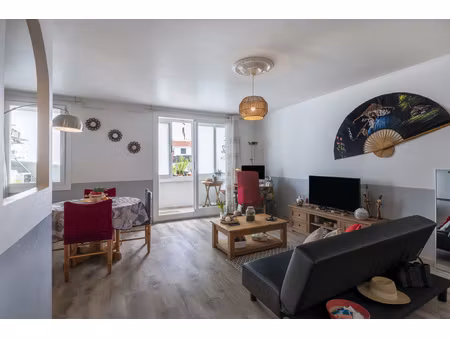 vaste studio avec parking et cave