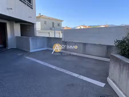 proche boulevard stalingrad - une place de parking