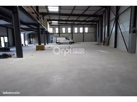 local d'activité 1 122 m²