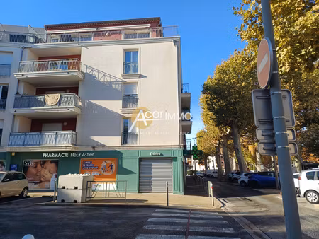 hyper centre la crau - local commercial loue 332m2