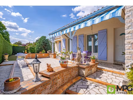 sur la commune de bias  maison 120 m2  beaux volumes  3 cham