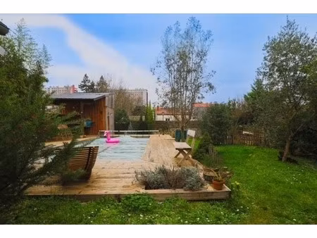 ensemble immobilier atypique de 2 maisons avec jardin et piscine et un immeuble avec renta