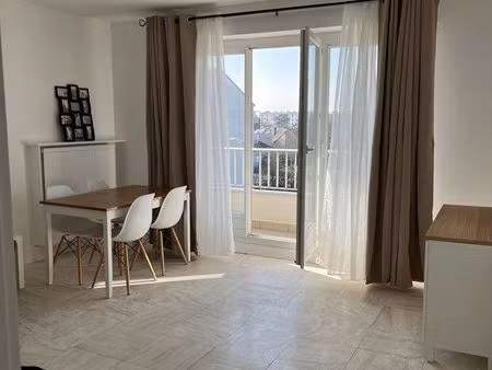 grand studio de 33 m²meublé avec balcon  demain sur un jardin  cuisine  séparée et entière