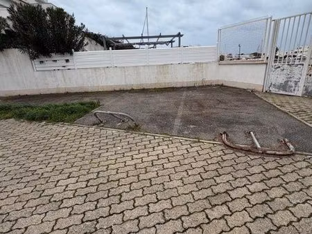 place parking marina port camargue