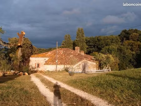 ancienne maison à rénover sur plus d'un hectare de terrain