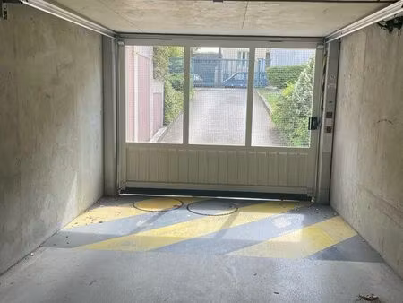 place de parking/box sécurisé en sous sol avec télécommande