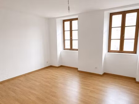 appartement t3 avec jardin de 300 m² et parking privatif disponible à la location
