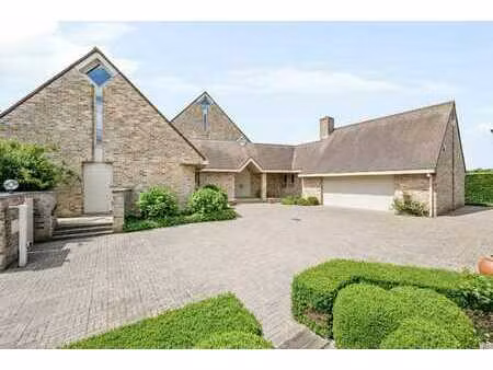 villa avec 5 chambres  double garage  abri voiture et jardi
