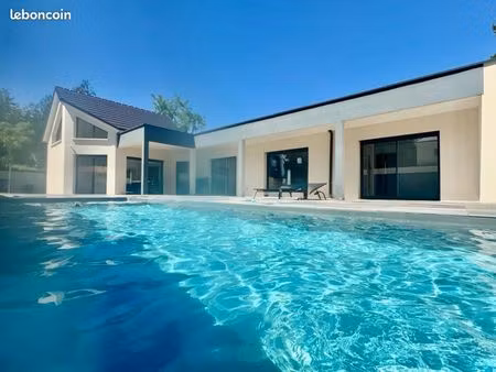 maison d’architecte re2020 de plain-pied avec piscine & jacuzzi – 200 m²