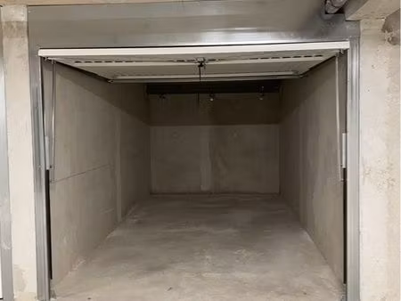 garage box fermé 13m2