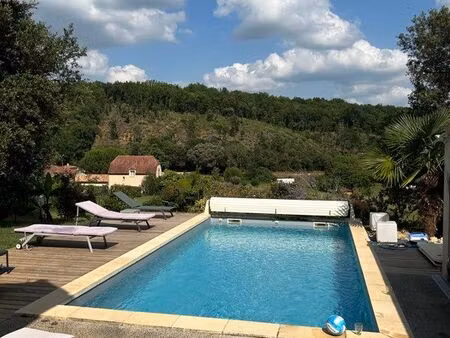 maison avec piscine proche commerces dans un écrin de verdure