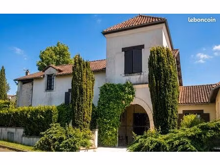 grand domaine historique en dordogne  à vous d'écrire la suite