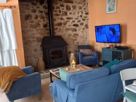 jolie maison de village près de la rivière