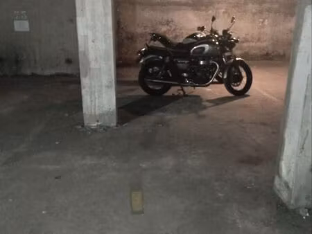 parking moto victoire