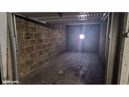 loue grand garage caserne de bonne