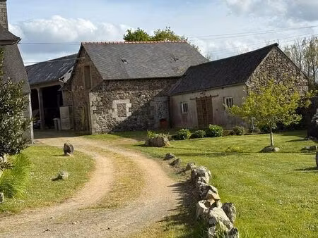 corp de ferme avec installation équestre