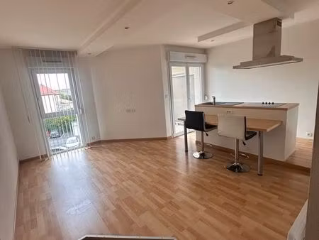 a louer  charmant t2 epernay centre 38m2 avec balcon et garage libre 01/09