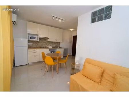 studio meublé à l'année refait à neuf vue mer au parc azur