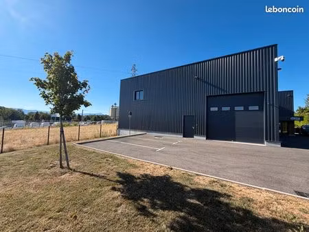à louer – local artisanal / entrepôt 133 m² – bureau – cour privative – 950 ht