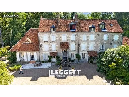 château 24 pièces 2 300 m²